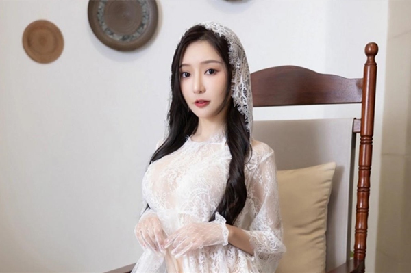 母狗的粉逼想吃吗找单男玩3P后入爆操